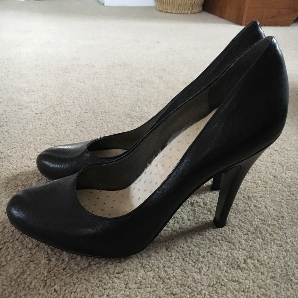 Jessica Simpson Genuine Leather Black Pumps